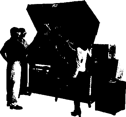 Центр виртуальной реальности SGI 2000D с ImmersaDesk R2, показывающий на большом экране стереоскопическое изображение профиля давления при моделировании движения крови по сосудам, наложенное на массив анатомических данных с объемным закрашиванием (перепечатано с разрешения компании Silicon Graphics, Inc. и профессора Чарльза Тейлора (Charles Taylor), Стэнфорд-ский университет. © 2003, SGI)